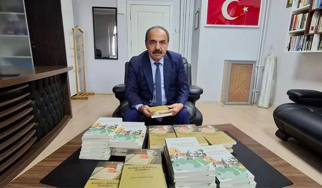 PROF. DR. Ürün'den Yunak Okullarına Kitap Armağanı