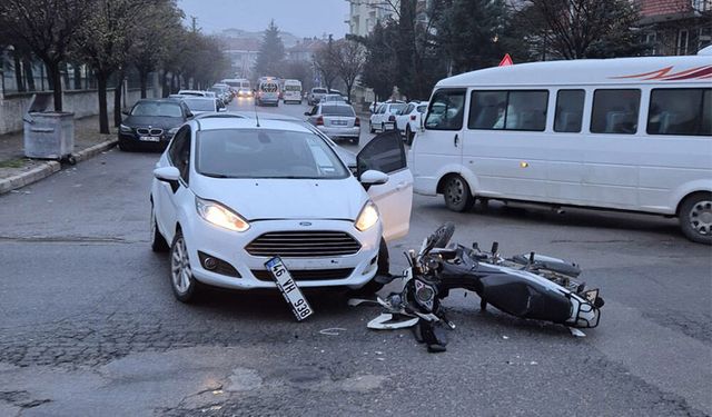 Otomobil ile Motosiklet Çarpıştı: 1 Yaralı