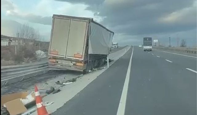 D-300 karayolunda Çekici ile Kamyon Çarpıştı: 2 Yaralı