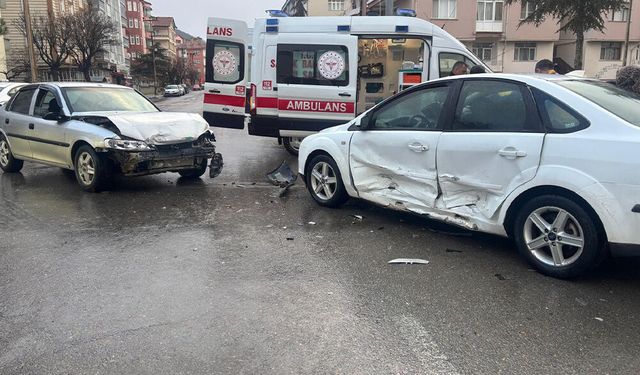 Yeni Mahalle’de Trafik Kazası: 3 Yaralı