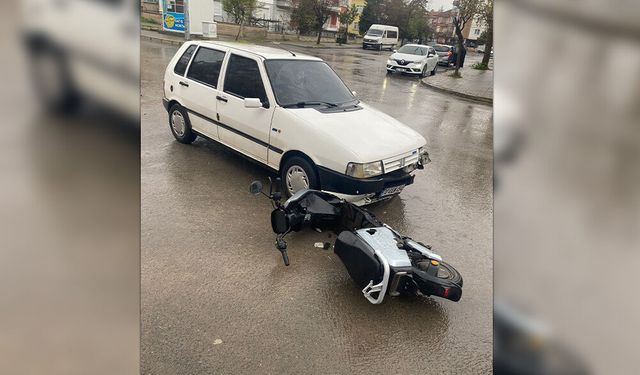 Otomobil ile Elektrikli Bisiklet Çarpıştı: 2 Yaralı