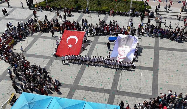 Akşehir’de 19 Mayıs Coşkusu Cumhuriyet Meydanı’nı Sardı
