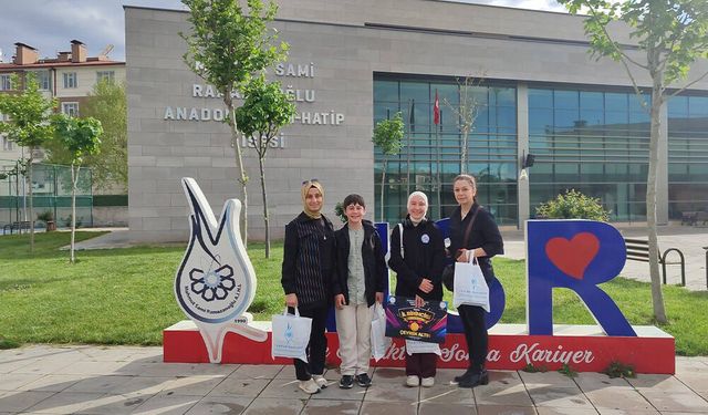 Bahçeli Evler Ortaokulu Öğrencilerinden Konya’da Büyük Başarı