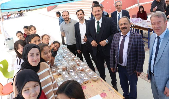 Yunak’ta İyilik Sofrası: Orhan Erdem İmam Hatip Ortaokulu’ndan Dev Kermes