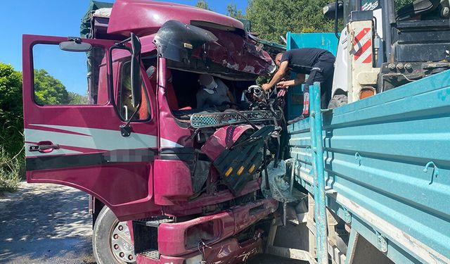 İki Kamyon Virajda Çarpıştı 2 Sürücü Hayatını Kaybetti