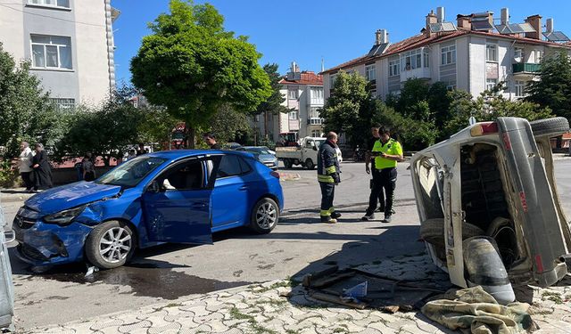 İstasyon Mahallesi’nde İki Otomobil Çarpıştı: 3 Yaralı