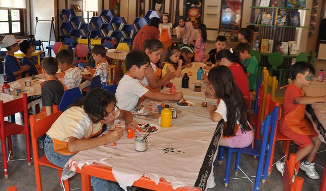 Çocuklar Ahşap Boyama Atölyesinde Hem Eğlendi Hem Üretti