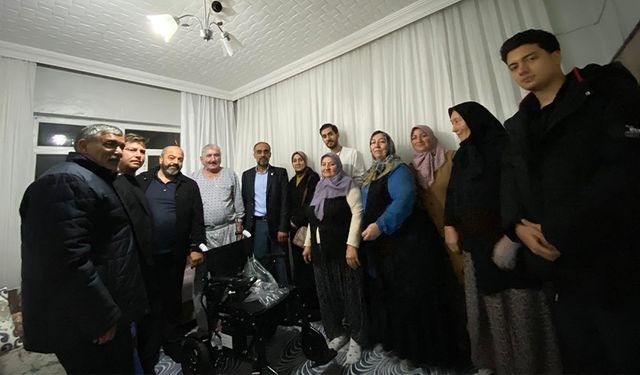 YRP’den İki İhtiyaç Sahibine Akülü Sandalye Desteği