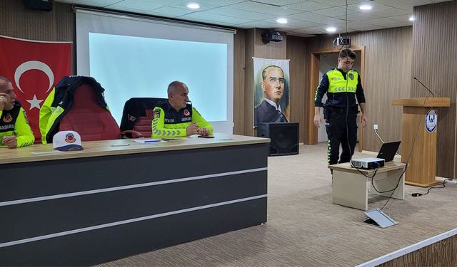 Yunak'ta Taşımalı Eğitim Şoförlerine Trafik ve Güvenlik Eğitimi Verildi
