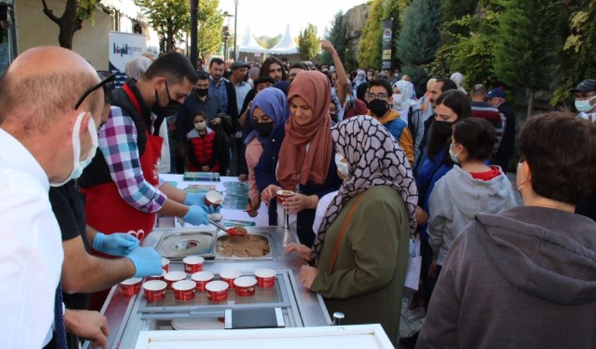 AKŞEHİR STANDI ÖNÜNDE UZUN KUYRUKLAR OLUŞTU (FOTOĞRAFLAR İÇİN TIKLAYINIZ)