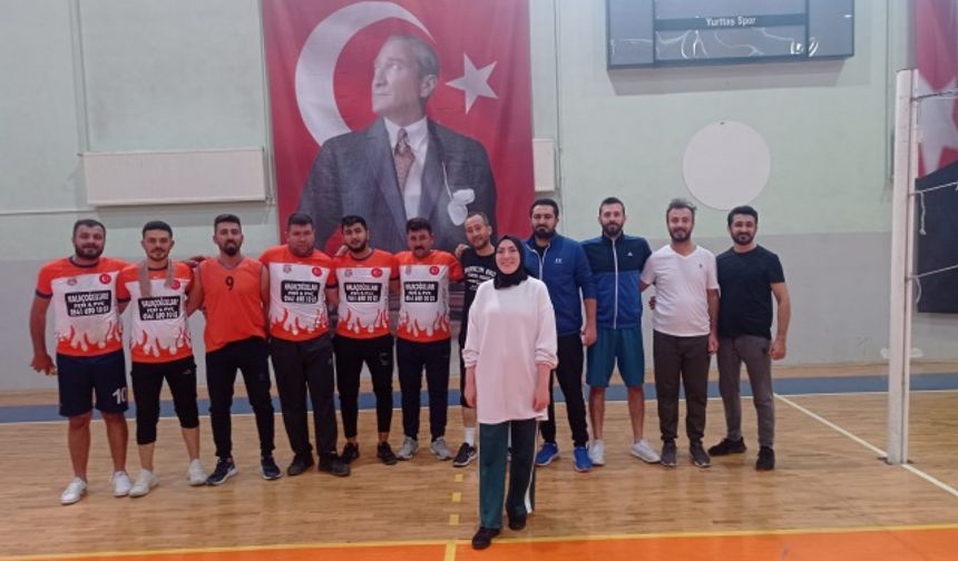 KUPA, BELEDİYE VOLEYBOL TAKIMININ OLDU (FOTOĞRAFLAR İÇİN TIKLAYINIZ)