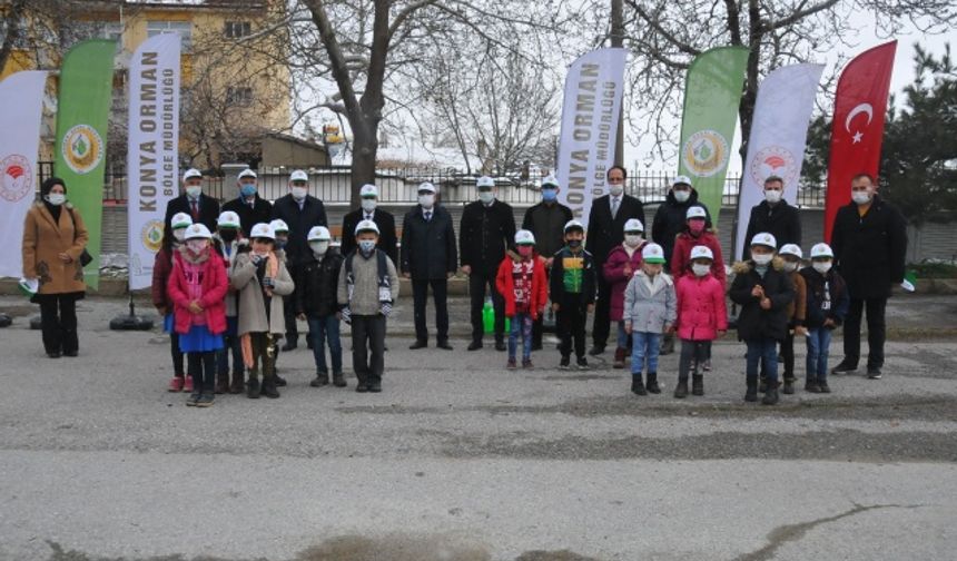 ÖĞRENCİLERE 500 AĞAÇ FİDANI DAĞITILDI (FOTOĞRAFLAR İÇİN TIKLAYINIZ)