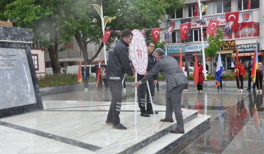 GENÇLERİMİZ, KULE GÖSTERİLERİNDE BAYRAĞIMIZI AÇTILAR (FOTOĞRAFLAR İÇİN TIKLAYINIZ)