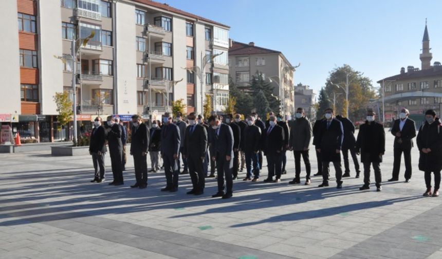 ŞEHİT ÖĞRETMEN AİLELERİNE MİNNET PLAKETİ (FOTOĞRAFLAR İÇİN TIKLAYINIZ)