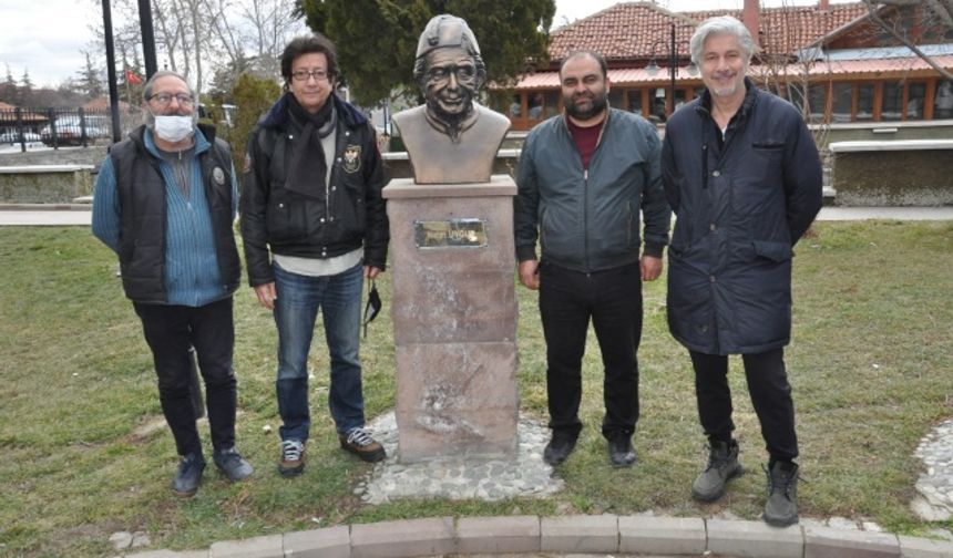 NEJAT BABA’NIN BÜSTÜ ÖNÜNDE DUYGULU ANLAR (FOTOĞRAFLAR İÇİN TIKLAYINIZ)