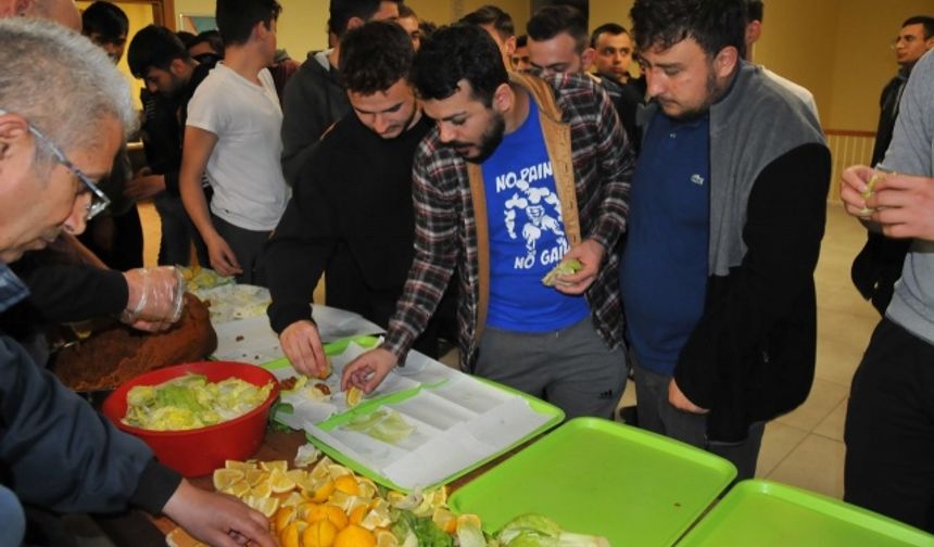 BAŞKAN AKKAYA’DAN ÇİĞKÖFTE İKRAMI (FOTOĞRAFLAR İÇİN TIKLAYINIZ)