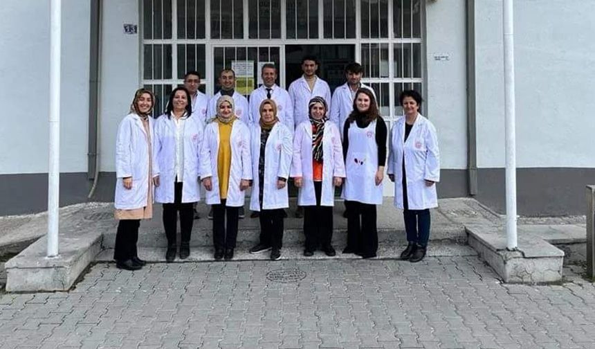 YUNAK'TA ÖĞRETMENLER ÖNLÜKLERİNİ GİYDİ