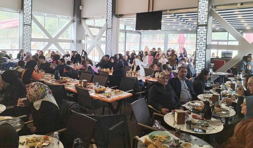 ÖĞRETMEN VE VELİLER KAHVALTIDA BULUŞTU