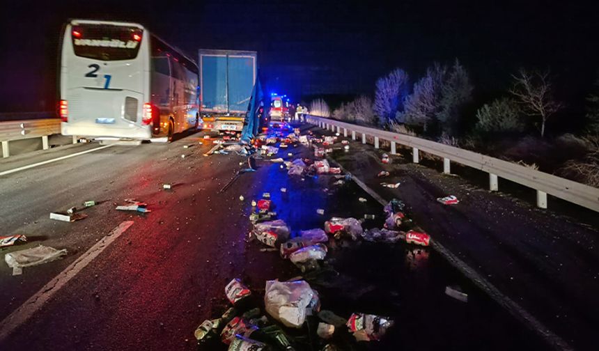 ARIZA YAPAN TIR’A ÇARPTI