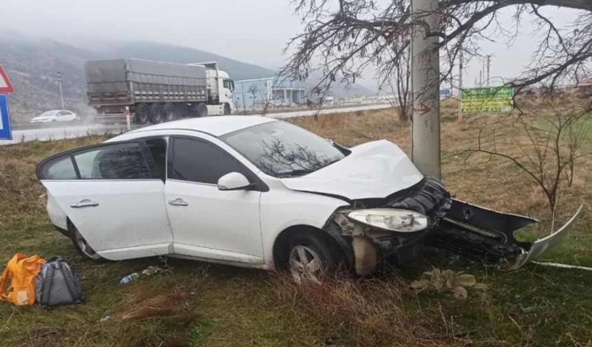 ELEKTRİK DİREĞİNE ÇARPAN OTOMOBİLDE 3 KİŞİ YARALANDI
