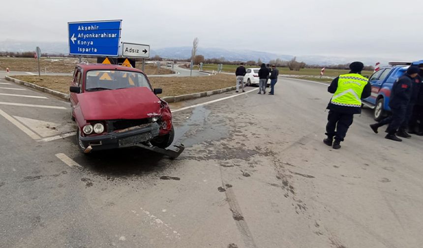 ADSIZ-SÖĞÜTLÜ KAVŞAĞI’NDA TRAFİK KAZASI: 3 YARALI