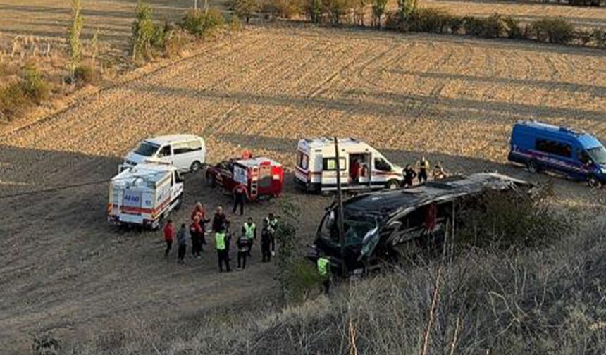 ŞARAMPOLE DEVRİLEN YOLCU OTOBÜSÜNDE 21 KİŞİ YARALANDI