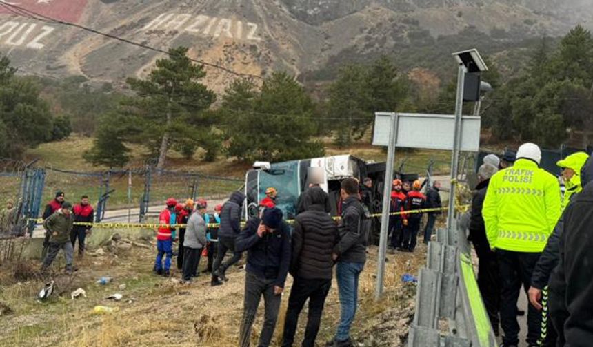 EĞİRDİR’DE YOLCU OTOBÜSÜ DEVRİLDİ: 1 ÖLÜ, ÇOK SAYIDA YARALI