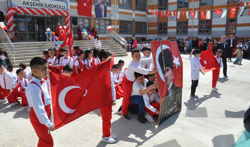 Minik Yürekler Gözlerindeki Umutla Bayrama Renk Kattı