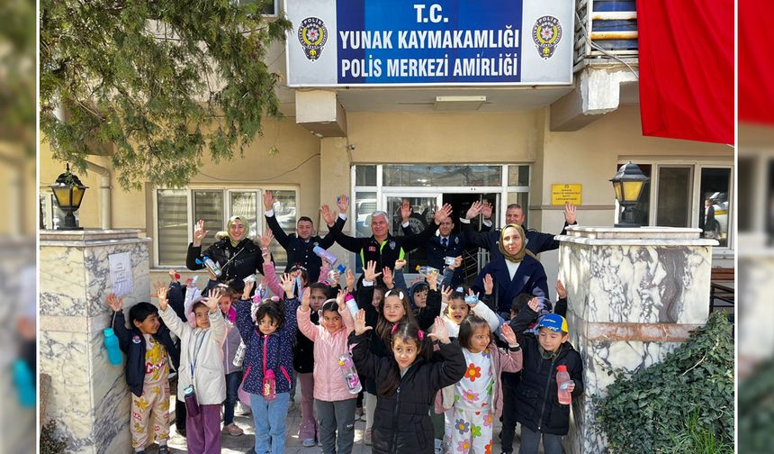 Yunak'ta Öğrenciler Polis Gününü Kutladılar