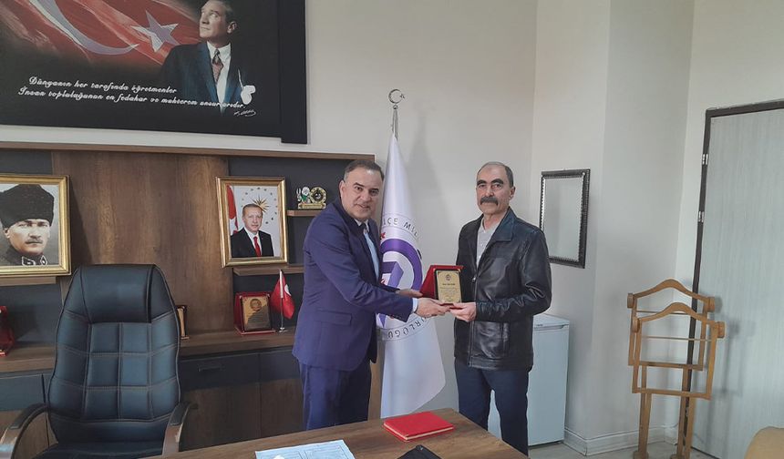 Topaloğlu’ndan Şahin’e Plaket