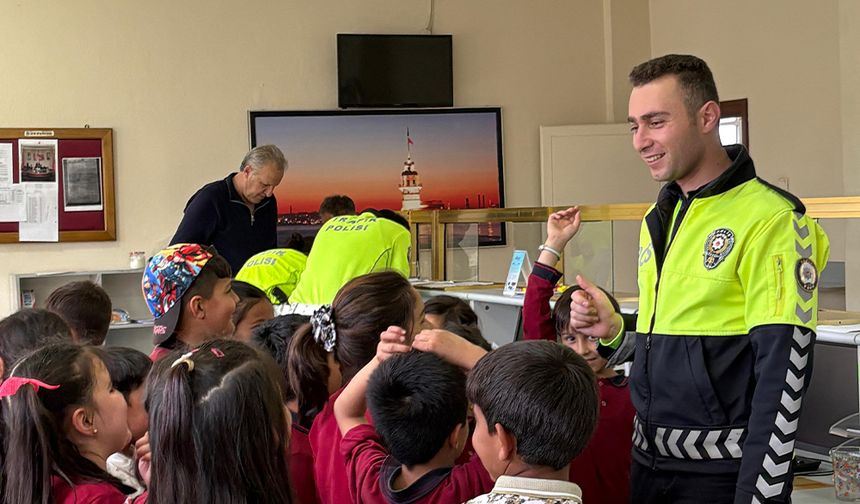 Öğrencilerden Trafik Polislerine Anlamlı Ziyaret