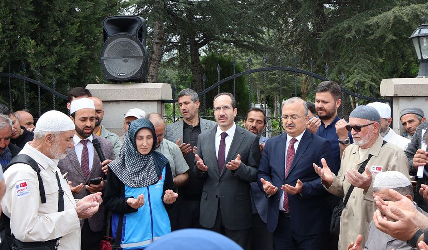 Akşehir’den İlk Hac Kafilesi Dualarla Uğurlandı