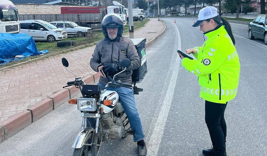 Trafik Ekiplerinden Motosiklet Sürücülerine Kask Denetimi