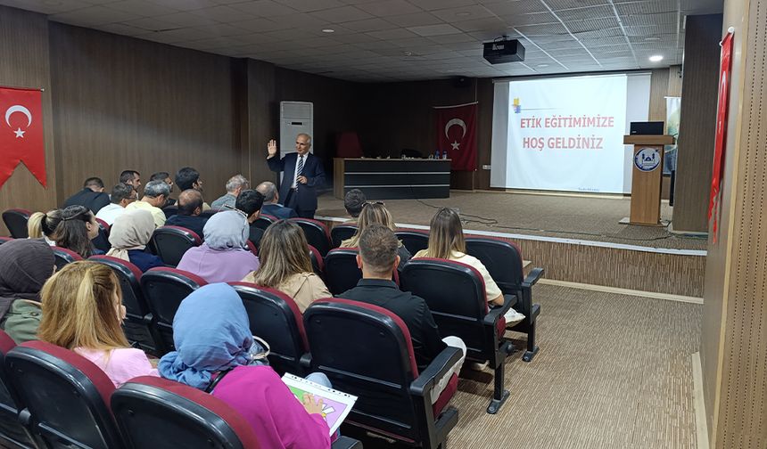 Yunak'ta Öğretmenlere "Etik Eğitimi" Semineri Verildi