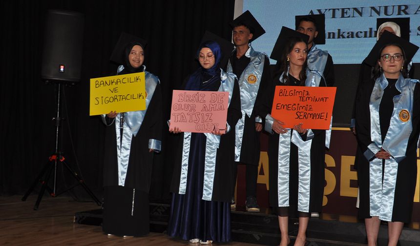Akşehir MYO Mezunlarını Verdi