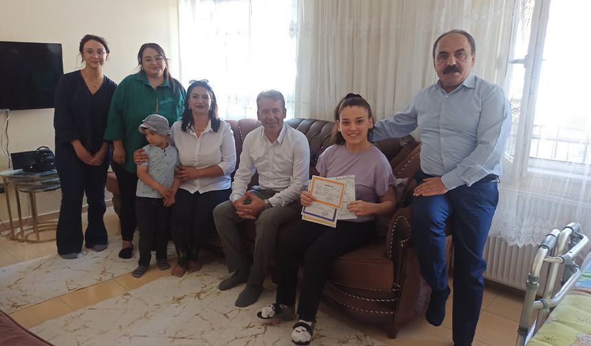 Depremzede Öğrenciye Karnesi Evde Verildi