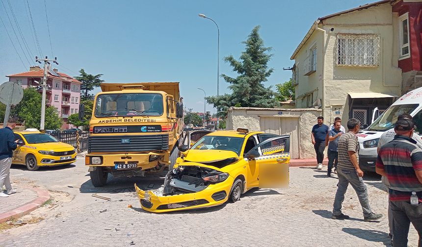 Kızılca Mahallesi’nde Kamyon ile Otomobil Çarpıştı