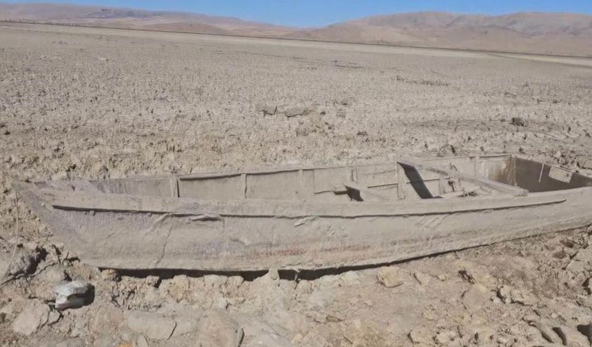 Balık Avlanan Göl, Çatlamış Toprağa Döndü