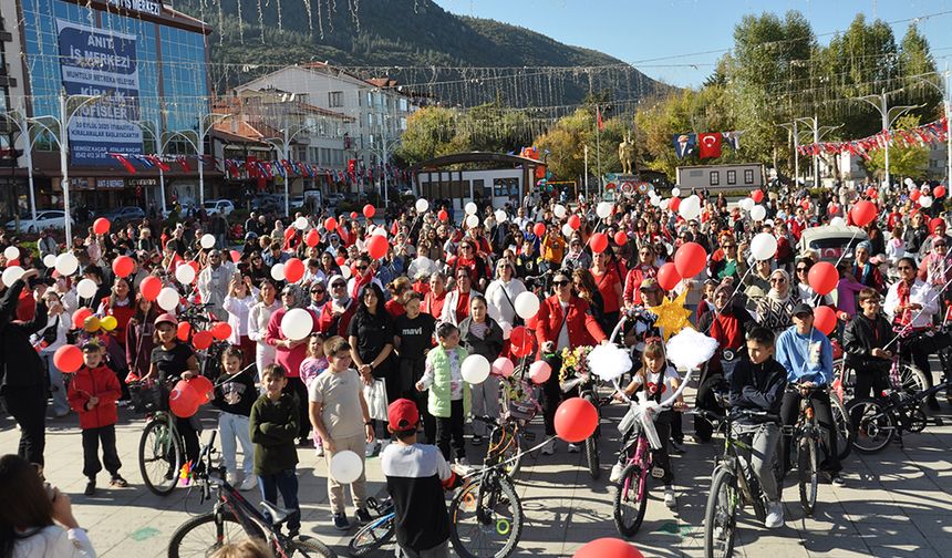 Cumhuriyet’in Kadınları Pedallarını Cumhuriyet İçin Çevirdi