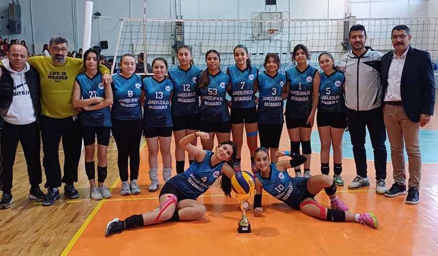 Bahçelievler Ortaokulu Yıldız Kız Voleybolda Şampiyon