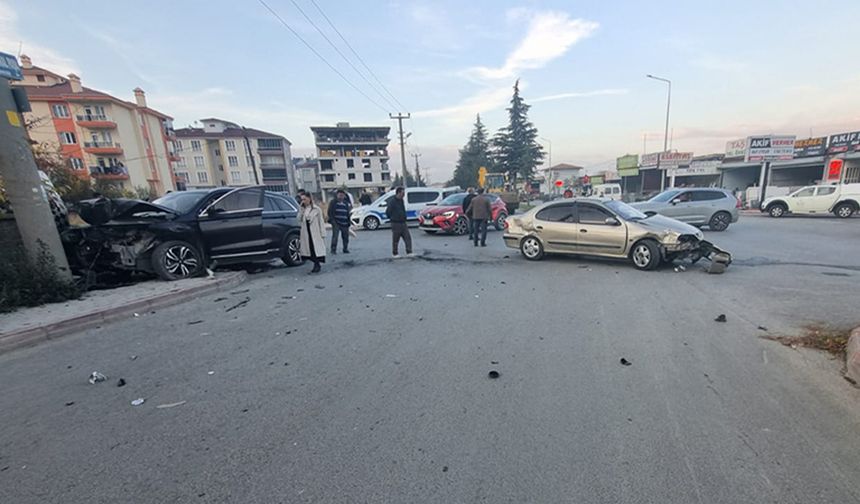 İki Otomobil Çarpıştı 6 Yaralı