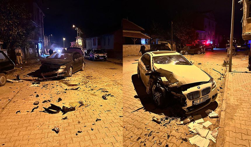 Park Halindeki Araca Çarpan Araçta 2 Kişi Yaralandı