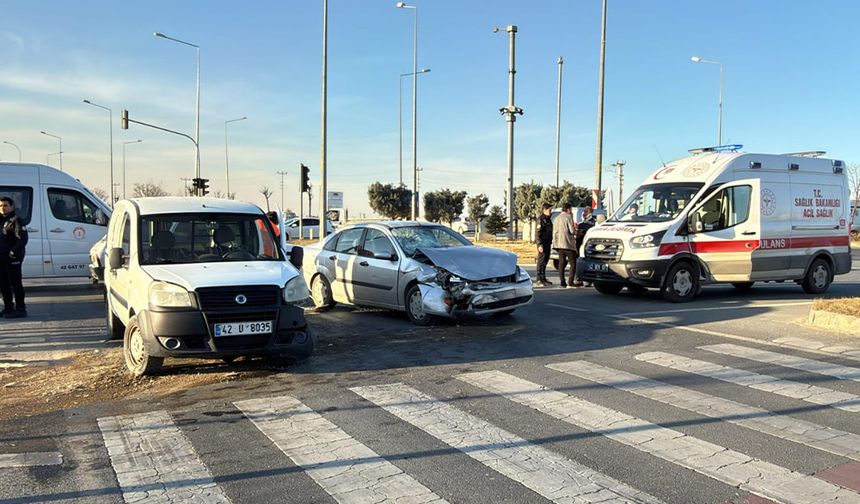 Karayolu Kavşağında Trafik Kazası 3 Yaralı