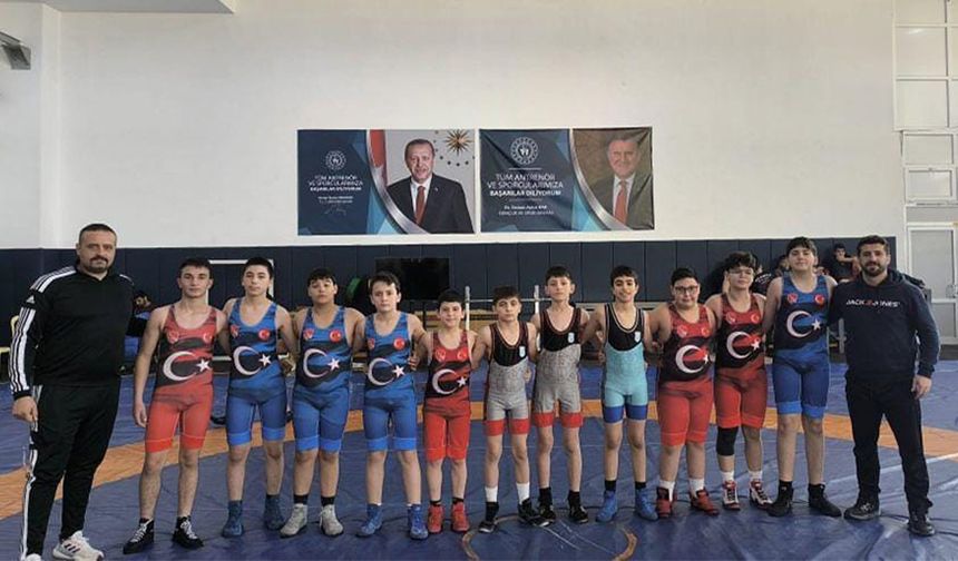 Güreşte Akşehir Fırtınası Esti