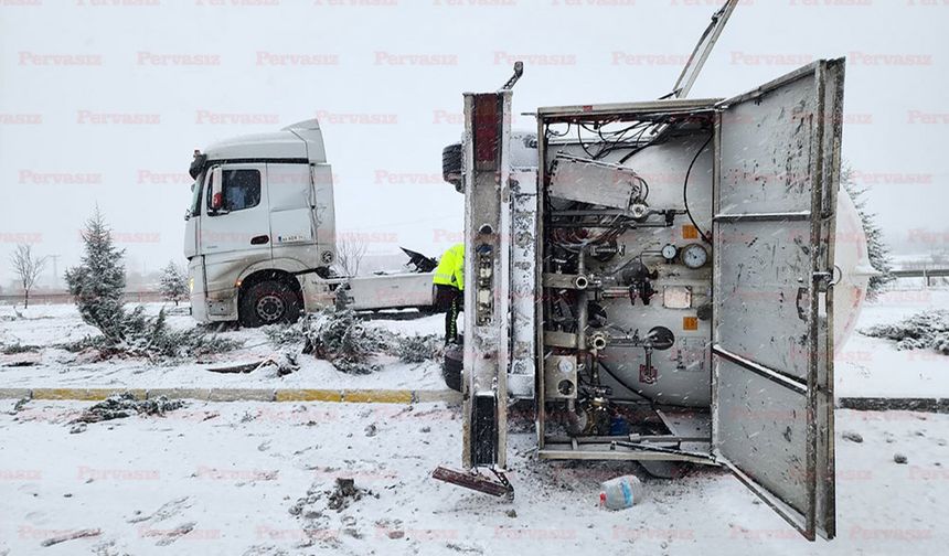 D-300 Karayolunda Tanker Orta Refüje Devrildi