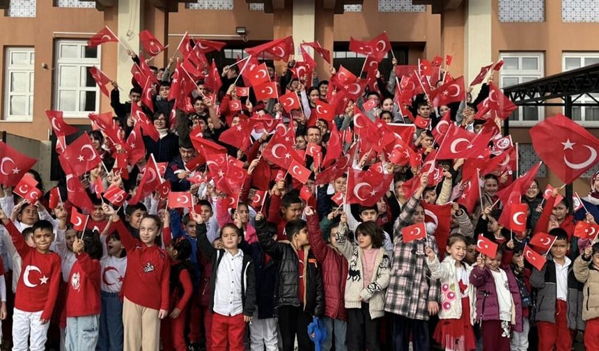 Yunak'ta İlk Ders Bayrak Sevgisi