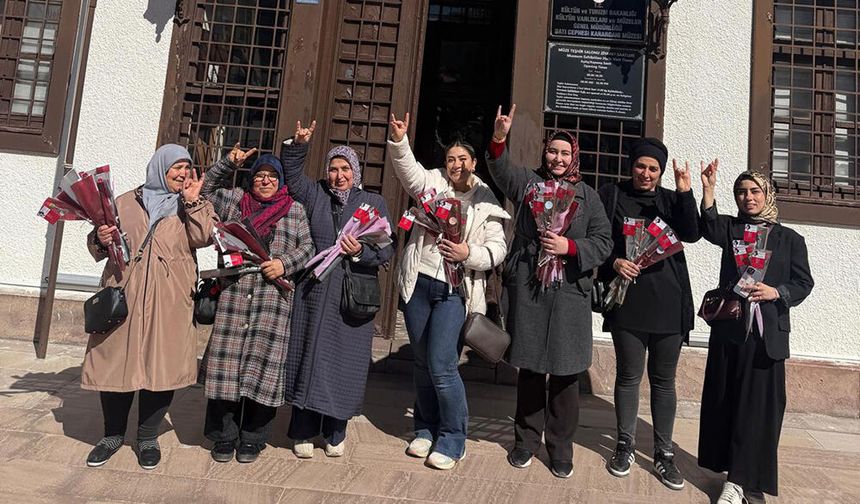 MHP Akşehir Kadın Kolları’ndan 8 Mart’ta Karanfil Dağıtımı