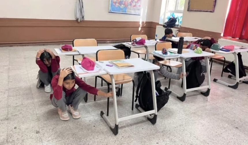 Yunak Okullarında Deprem Tahliye Tatbikatı