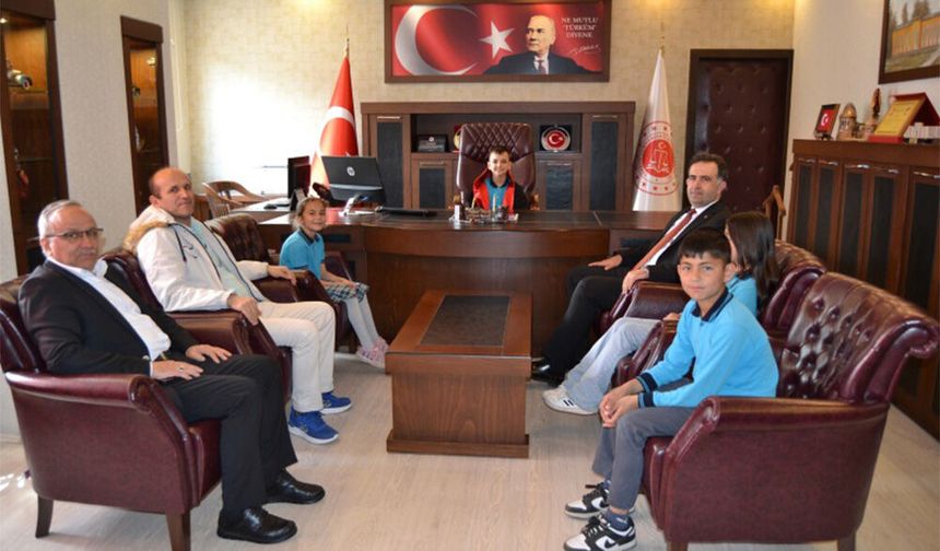 Başsavcı Abur Koltuğunu Minik Miraç’a Devretti