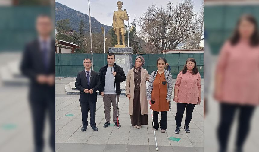 Cumhuriyet Meydanı’nda Beyaz Baston Kursu Tanıtıldı